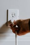 Les erreurs courantes à éviter lors de l&rsquo;installation d&rsquo;une prise connectée